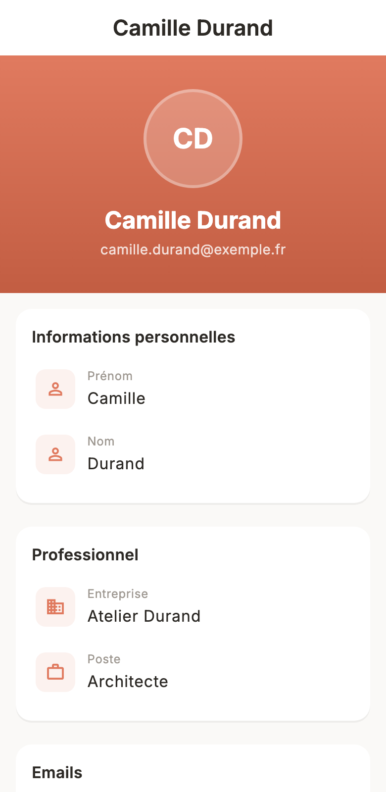 Fiche d’un contact connecté : nom, entreprise, poste et adresses e-mail, présentés en sections.